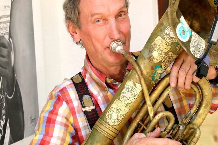Klar, dass auch Musiker-Urgestein Valentin „Volte“ Stubinger senior (Foto) vom „Kärntner Skilehrer-Trio“ zu seinem Instrument griff. 