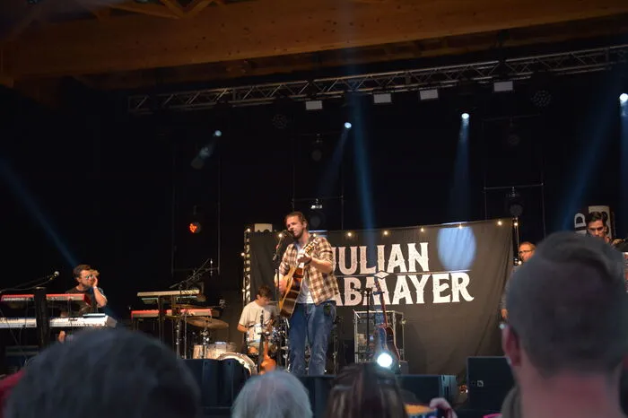 Julian Grabmayer mit seiner Band brachte die Gäste als Vorband auf Betriebstemperatur.