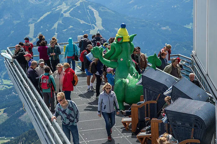 Platz 3: 250.006 Besucher genossen das Panorama vom Dachstein Sky Walk.