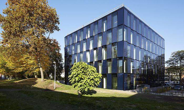 NEW-Blauhaus im deutschen Mönchengladbach: eine blau schimmernde, skulpturale Fassade aus Fotovoltaikpaneelen