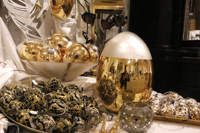 Im Prunksaal des Schlosses versteckt sich der Osterhase zwischen Frühlingsblumen, Gräsern und bunten Ostereiern.