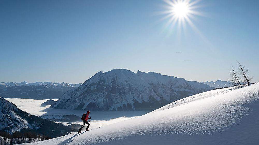 Der Aufstieg zum Großen Tragl führt über das schneereiche Hochplateau der Tauplitz mitten hinein ins Tote Gebirge