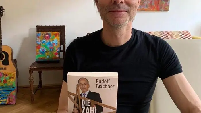 Gilbert Prilasnig, Ex-Fußballprofi: "Wo ich lese, hängt derzeit davon ab, wo sich der Rest der Familie aufhält. Aber ich habe in diesen Zeiten vor allem wieder die Liebe zum Vorlesen bekommen. Ich lese meinem 9-Jährigen gerade Harry Potter vor und meiner 11-Jährigen Karl May. Jeden Tag, eineinhalb bis zwei Stunden. Ich bin schon ein richtiger Vorlese-Profi geworden. Ich selbst habe eigentlich immer viel gelesen. Derzeit: "Die Zahl, die aus der Kälte kam" von Rudolf Taschner."