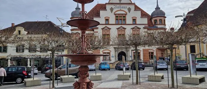 Hauptplatz in Hartberg mit Brunnen und dem Rathaus im Hintergrund