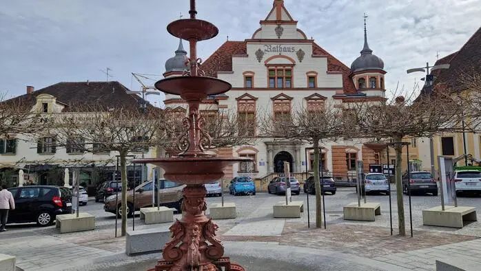 Hauptplatz in Hartberg mit Brunnen und dem Rathaus im Hintergrund