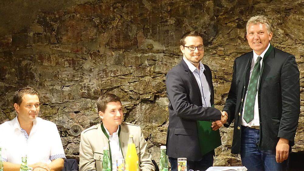 Armin Bacher wurde von Bürgermeister Thomas Kalcher (rechts) als neuer Gemeinderat angelobt