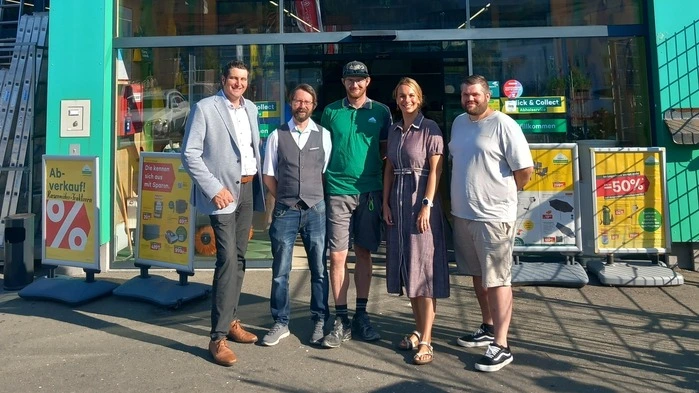 Von links: Leonhard Madl (Landforst), Daniel Auer (Landforst), Kevin Januschke, Eva Auer und Manuel Reitbauer (beide Lebenshilfe)