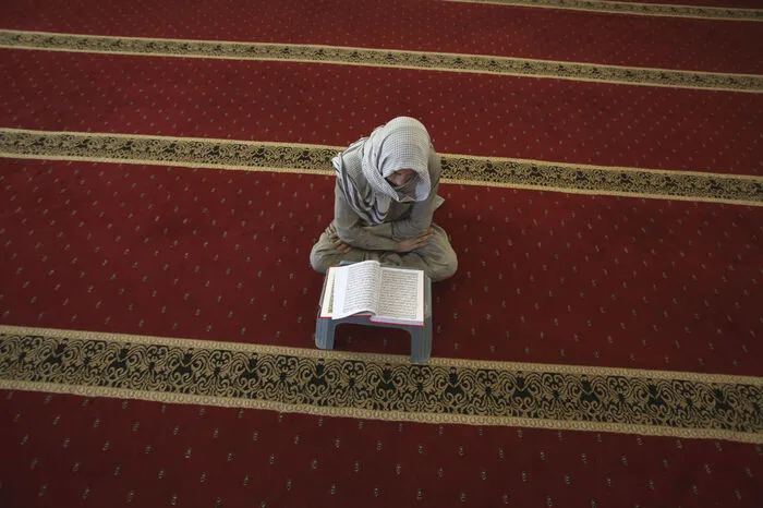 Ein Junge liest im Koran in Peshawar, Pakistan. Muslime auf der ganzen Welt suchen Wege, die Rituale des heiligen Monats aufrechterhalten zu können.    