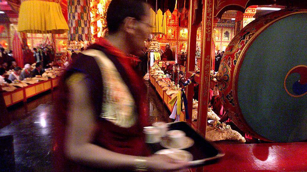 Buddhistische Mönche dürfen nicht heiraten - Thaye Dorje löst sein Gelübde auf 