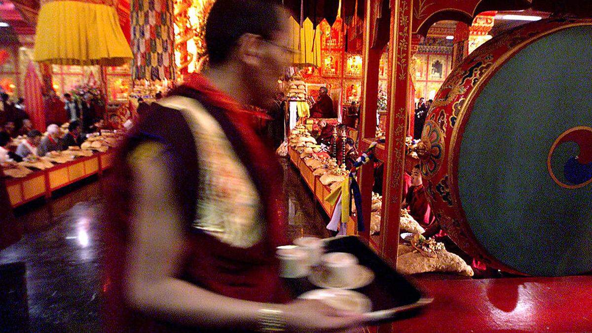 Buddhistische Mönche dürfen nicht heiraten - Thaye Dorje löst sein Gelübde auf 