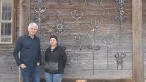 Peter Prettenhofer und Brigitte Gschanes freuen sich sehr, dass die Nachfrage nach den Kunstwerken aus Hufeisen so groß ist