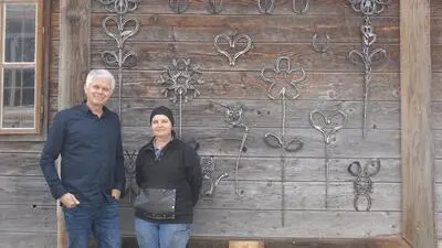 Peter Prettenhofer und Brigitte Gschanes freuen sich sehr, dass die Nachfrage nach den Kunstwerken aus Hufeisen so groß ist
