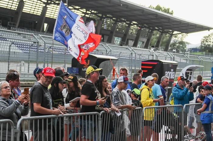 Die Fans am Red Bull Ring kommen nicht nur aus Österreich. Auch internationale Anhänger strömten auf die Strecke.
