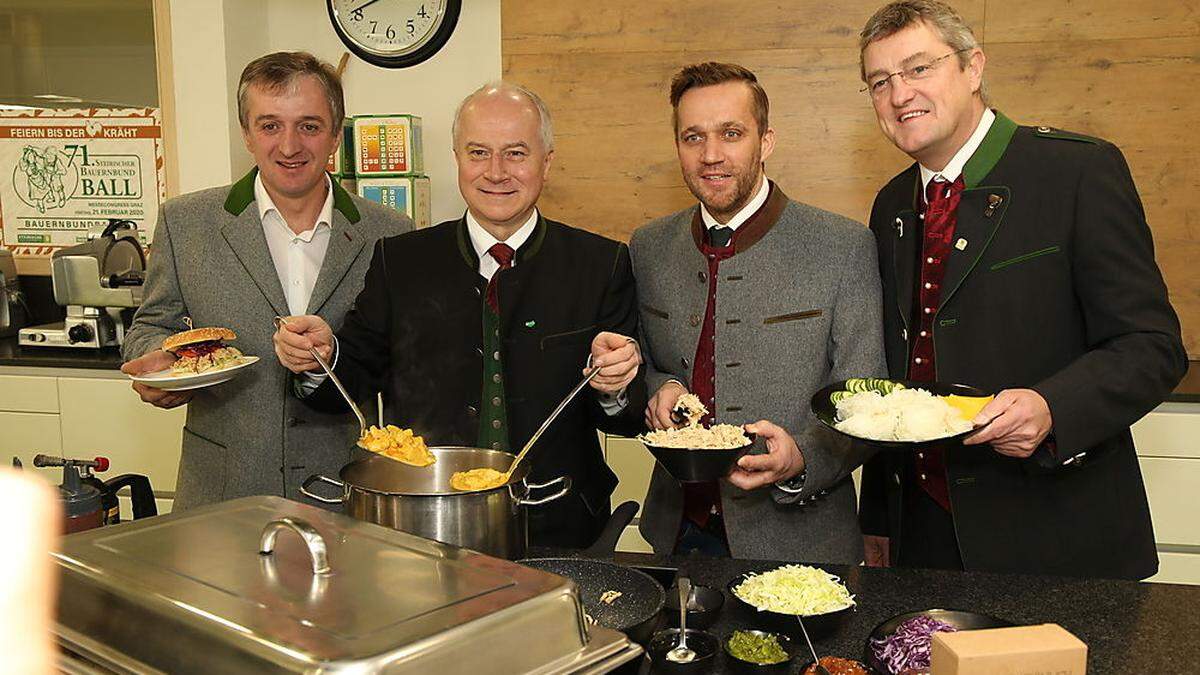 Bernhard Monschein, Obmann des Landesverbandes der Geflügelhalter, Landesrat Seitinger, Obmann der Geflügelmastgenossenschaft Markus Lukas und Bauernbundchef Tonner