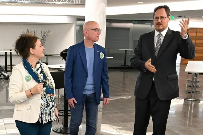 ABD0042_20231207 - WIEN - ÖSTERREICH: Helga Fichtinger (GPA - Interessenvertretung - Branchen- und Kollektivvertragspolitik), der GPA-Vorsitzende des Wirtschaftsbereiches Handel Martin Müllauer und Obmann Rainer Trefelik (WKÖ-Bundessparte Handel) am Donnerstag, 7. Dezember 2023, anl. der KV-Verhandlungen im Handel (5. Runde) in der WKÖ in Wien. - FOTO: APA/HELMUT FOHRINGER