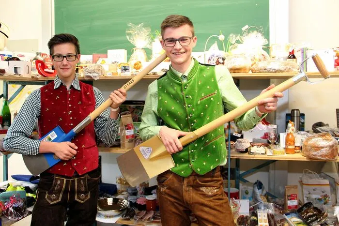 Musik vom Feinsten, ein toller Glückshafen (Foto) und zahlreiche Schmankerln an den Bars und von der Schulküche ließen keine Wünsche mehr offen und rechtfertigten den ungeheuren Andrang an  Ballgästen.