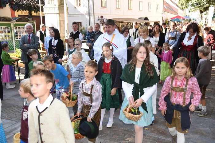 Hauptattraktion war neben dem Auftritt der Schuhplattlergruppe "Die fidelen Jungsteirer" das Kernölpressen der Familie Höfler.
