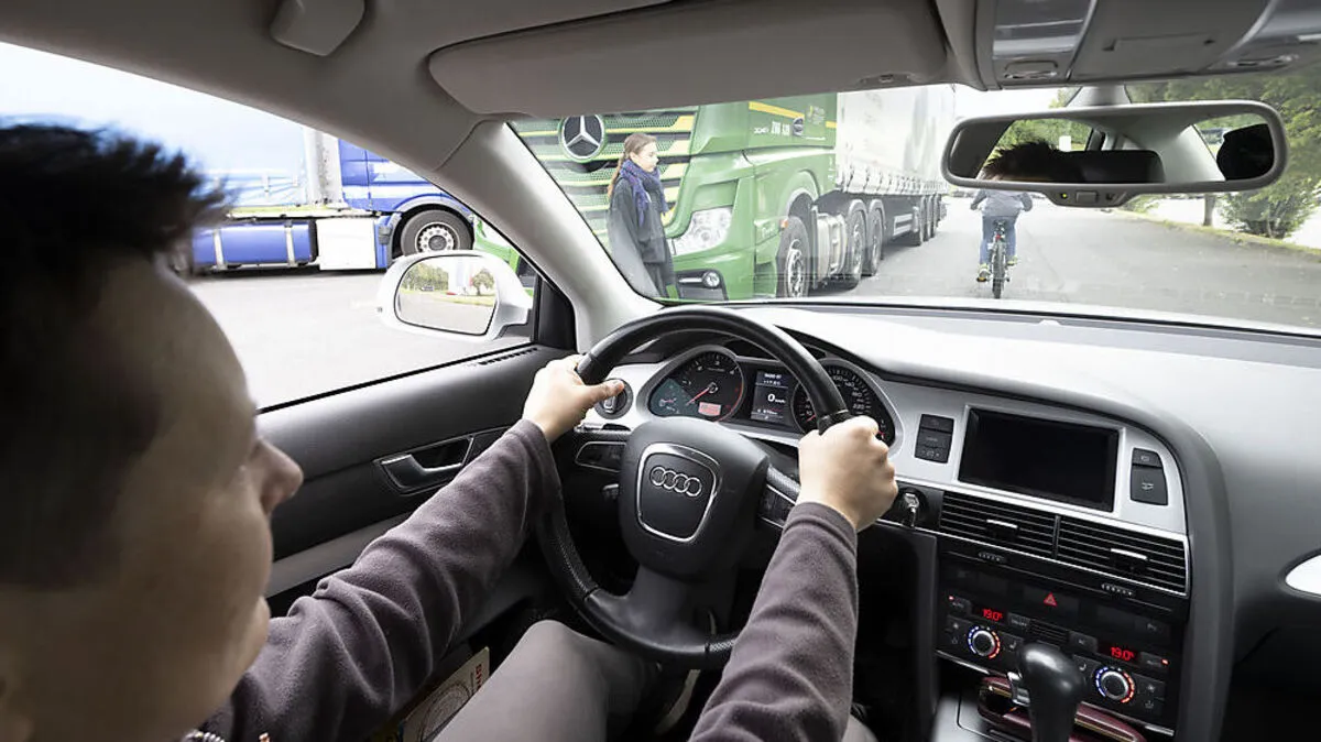 Toter Winkel: Schüler lernen, was ein Pkw-Lenker sieht und was nicht