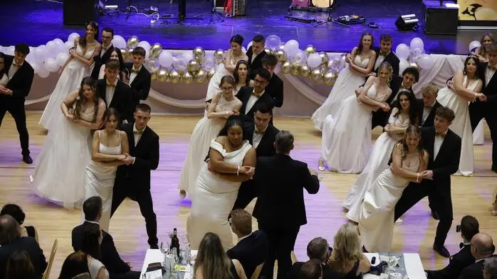 „Gymnasios – ein göttlicher Abgang“.  Unter diesem Motto feierten 31 Maturantinnen und Maturanten des Gymnasiums Knittelfeld am Samstag ihren Maturaball im Kulturhaus Knittelfeld. 