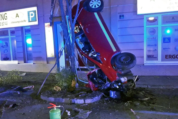 Die Feuerwehr musste das Wrack in mühevoller Arbeit bergen.