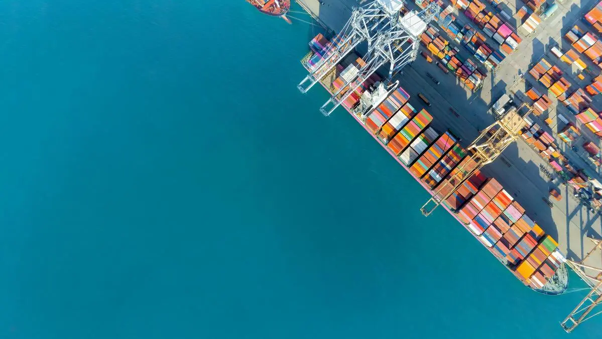 Der Terminal eines Seehafens mit einem beladenen Schiff | Die Handelsströme werden Nahost an Flug- und Seehäfengestört