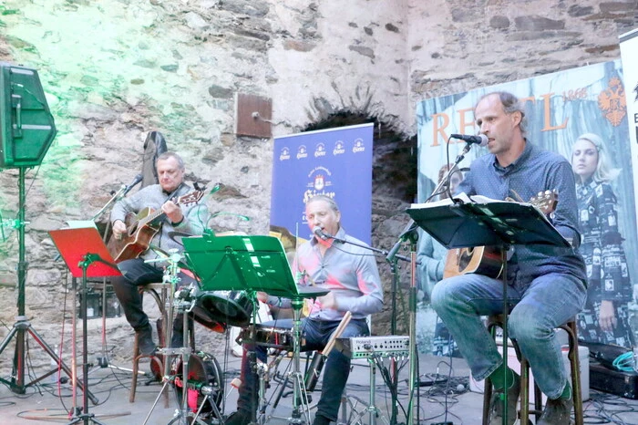 Für den musikalischen Aufputz sorgten die Band „Zeitlos“ (Foto) sowie das „Stubinger-Trio“.