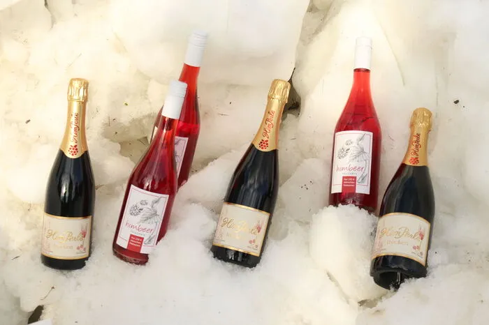 Die neuen Himbeer-Produkte präsentierte man auf dafür eigens angeschafften Schnee, damit die Gäste die Produkte frisch gekühlt genießen konnten.