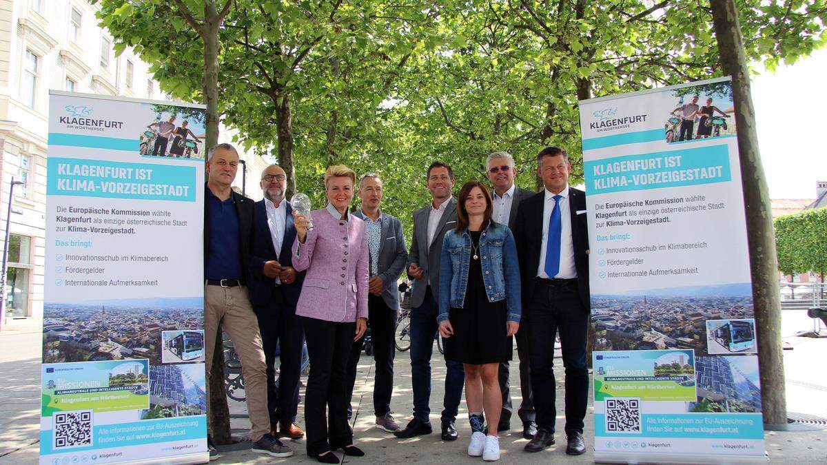 Stadtrat Max Habenicht, STW-Vorstand Erwin Smole, Stadträtin Sandra  Wassermann, Wolfgang Hafner, Vizebürgermeister Philipp Liesnig, Stadträtin Corinna Smrecnik, Vizebürgermeister  Alois Dolinar und Bürgermeister Christian Scheider (v.l.n.r.) präsentierten Klagenfurts  Weg zur Klimaneutralität