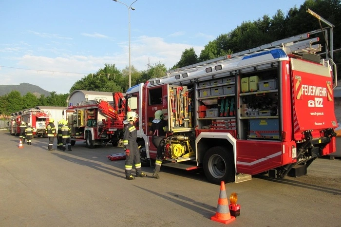 Beim Eintreffen der Einsatzkräfte stellte sich folgende Lage dar: Verkehrsunfall mit vier Fahrzeugen, wobei sich in drei Autos noch eingeklemmte Personen befanden, die teilweise schwer verletzt waren.