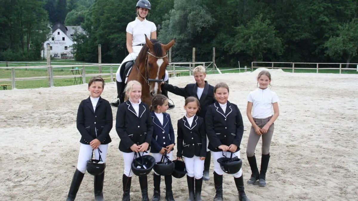 Die jüngsten und jungen Reiter bei der Reitanlage Csar in Schirning