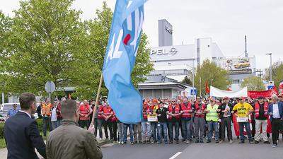 Die Opel-Belegschaft protestiert gegen die Sparpläne der neuen Muttergesellschaft Peugeot
