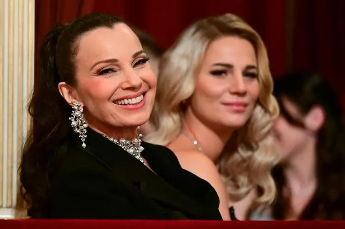 „Nanny“ Fran Drescher war einer der Lieblinge des Abends. Die Schauspielerin saß in der Lugner-Loge und zeigte sich begeistert vom Opernball und der Wiener Kultur. Gut gelaunt verfolgte sie das Treiben am Tanzparkett