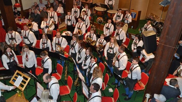 Die 48 Musikerinnen und Musiker der Musikkapelle mit Kapellmeister Robert Schaffer freuten sich mit Obmann Gerhard Kleinferchner über die zahlreichen Gäste.