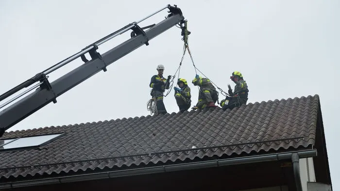 Auch am Sonntag waren Feuerwehren in und um Wildon im Dauereinsatz, um vom Hagel beschädigte Dächer zu reparieren.