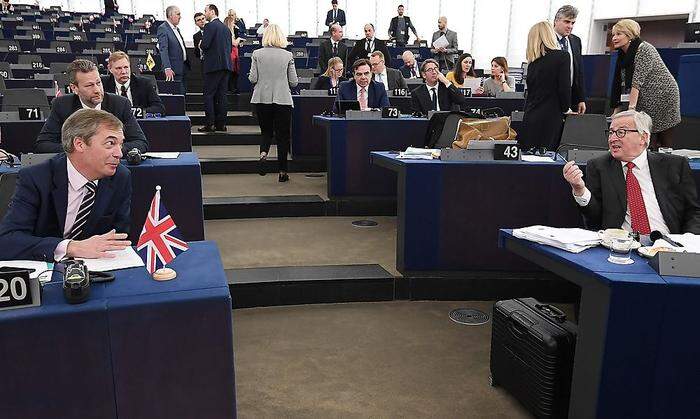 Die Sitzordnung führt zu interessanten Kontakten: Farage, Juncker im EU-Parlament in Strassburg