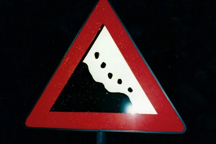 Nicht irritieren lassen, hier passt aber echt was nicht. Was?Tja, die Straße (feiner Strich links) geht bergauf - das Schild bei Niederalpl ist schlicht und einfach falsch montiert, müsste einmal nach links gedreht werden. Geht jetzt im Moment halt nicht, weil es nur ein Foto ist.