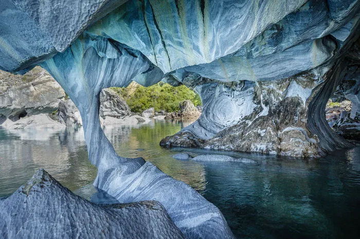 Durch die Reflektion des blauen und grünen Wassers erscheinen die Marmorhöhlen in Chile am Lago General Carrera noch außergewöhnlicher und beeindruckender als sie bereits durch ihre Form sind. In den letzten sechs Jahrtausenden erschaffte lediglich die Bewegung des Wassers an dieser Stelle die einzigartige Formation der Höhle.