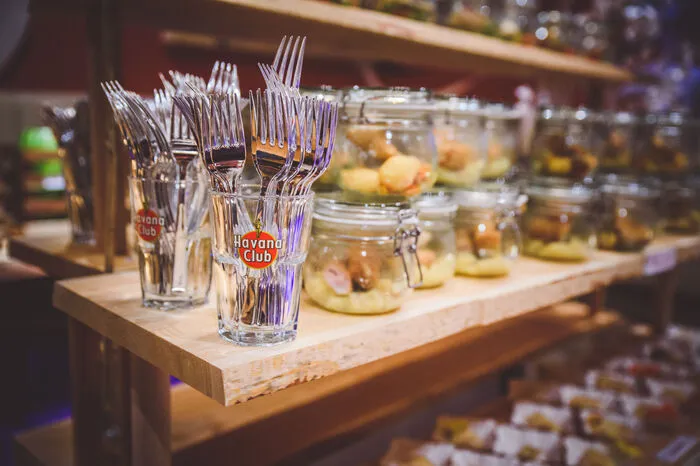 Danach wartete auf die Partygäste auch noch ein Buffet. Klicken Sie sich durch die Bilder einer ziemlich schrägen Partynacht.
