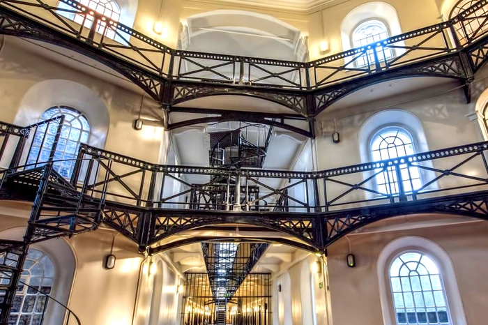 Kinder, IRA-Kämpfer, Feministinnen – sie alle haben zwischen 1845 und 1991 ihre Strafe im Gefängnis Crumlin Road Gaol in Belfast abgebüßt. 17 wurden gehängt, wie die Falltür im Boden und der darüber baumelnde Strick schraurig in Erinnerung rufen. „Bei meinen Führungen habe ich manchmal noch Besucher dabei, die hier in Haft waren“, erzählt Tom, der durch die Zellen führt.
