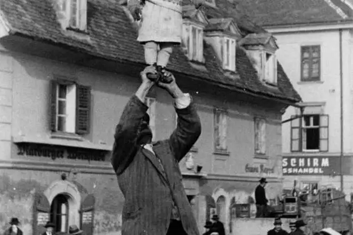 "Das erhaltene Konvolut umfasst rund 600 Papierabzüge, etwa 6.000 Kleinbildnegative sowie ca. 750 Diapositive und dokumentiert das Zeitgeschehen in der Steiermark über einen Zeitraum von 50 Jahren. Die Ausstellung richtet ihren Fokus auf Laurs fotografische Aufnahmen in Graz von 1930 bis 1970."