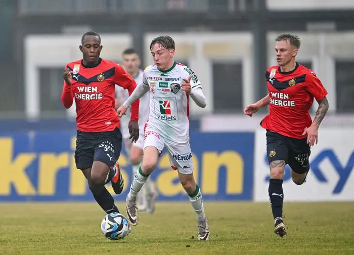 WOLFSBERG,AUSTRIA,11.FEB.24 - SOCCER - ADMIRAL Bundesliga, Wolfsberger AC vs SK Rapid Wien. Image shows Neraysho Kasanwirjo (Rapid), Michael Morgenstern (WAC) and Isak Jansson (Rapid).
Photo: GEPA pictures/ Avni Retkoceri