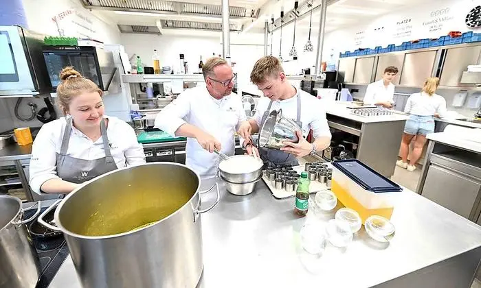 Hubert Wallner mit Mitarbeitern in der Küche