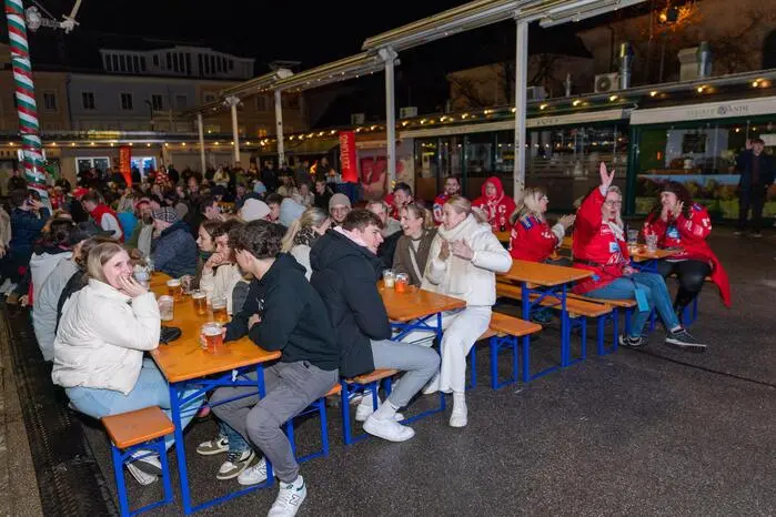 Bei Spielbeginn war kaum noch ein Plätzchen frei. 