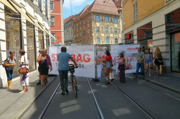 Auch in der Murgasse selbst steht man ohne vorherigen Umleitungshinweis am Baustellenzaun an.