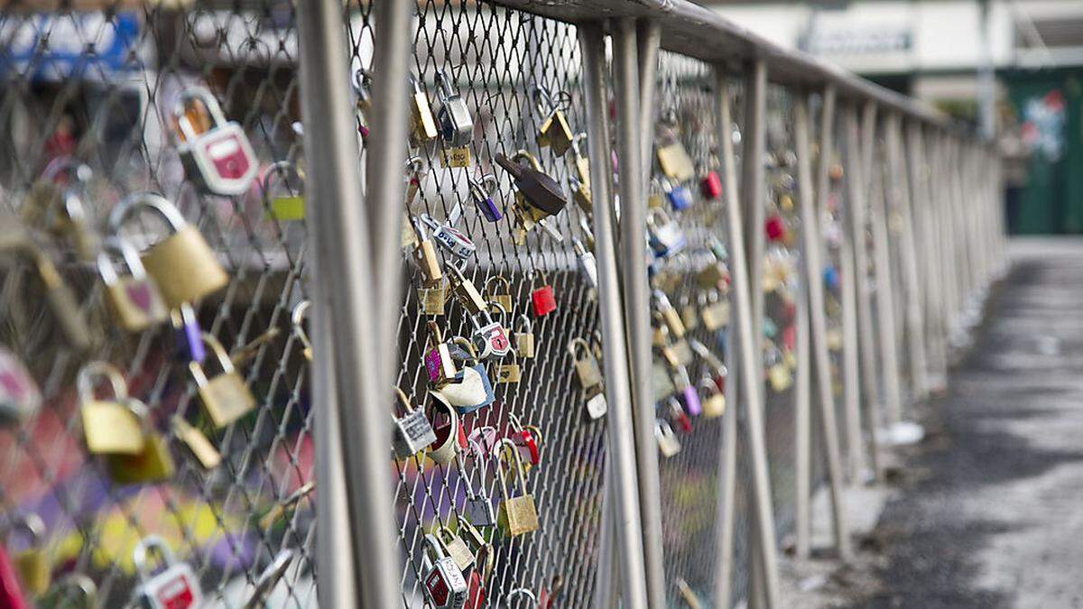 Das Geländer der Hauptbrücke in Graz