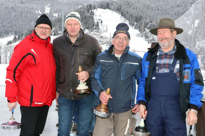 Bürgermeister Erich Stampfer (Links) mit seinem Team von der FF-Zedlitzdorf.