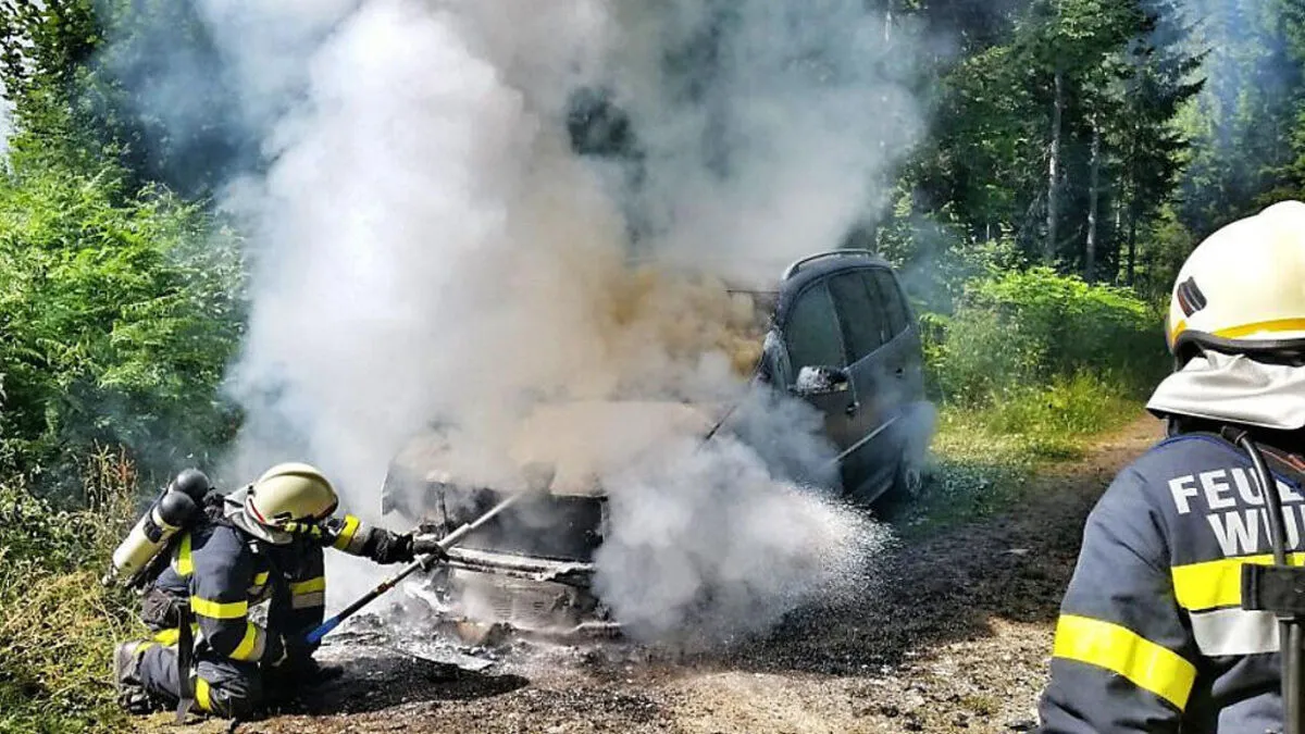Das Fahrzeug war auf einem Güterweg in Brand geraten