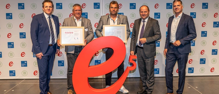 Landesrat René Zumtobel, Landeshauptmannstellvertreter Josef Geisler, der Geschäftsführer der Energieagentur Tirol sowie Vertreter aus Assling und Dölsach bei der e5-Gala