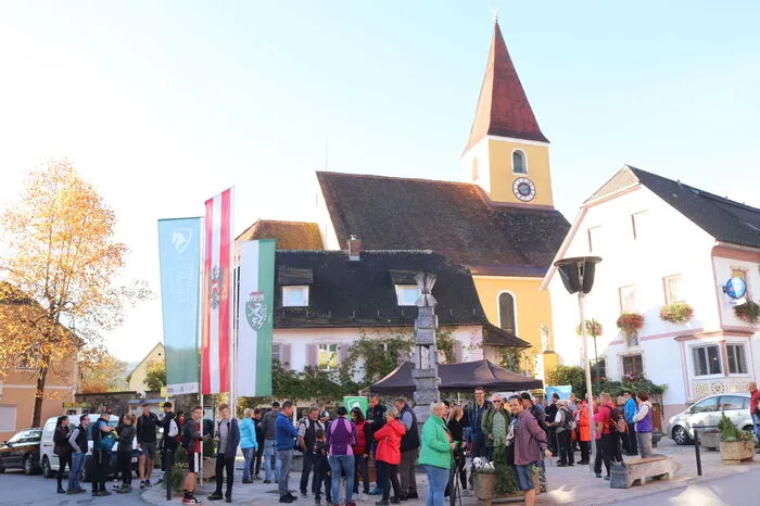 Bei den Labestationen entlang des 12 Kilometer langen Weges konnten sich die Wanderer mit Kernöleierspeise, Honigprodukten und gebratenen Kastanien stärken.