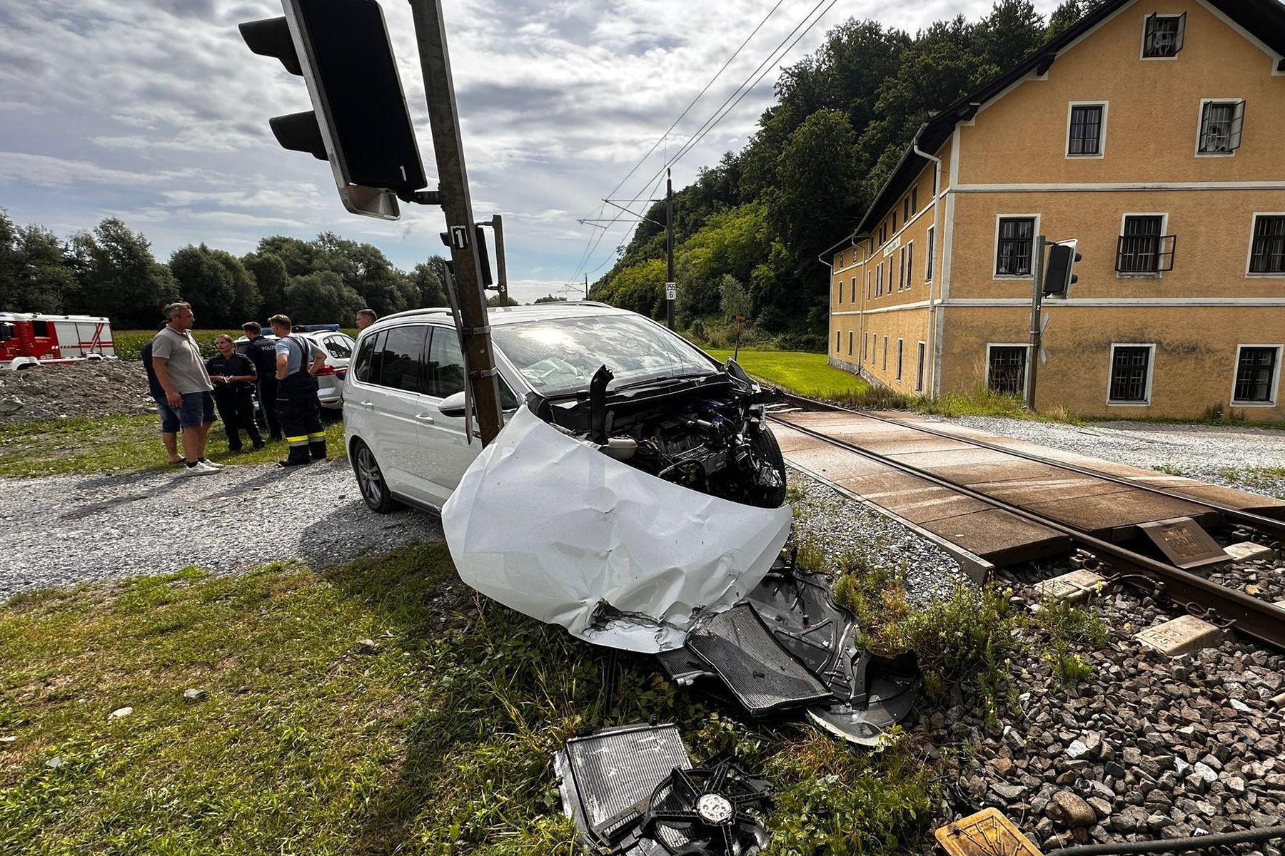 Ehrenhausen: Pkw kollidierte mit Zug, Lenker blieb unverletzt